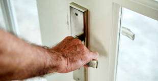 Squat de sa maison pendant son absence, comment réagir ?