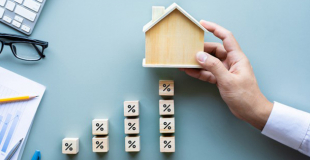 Quelles différences entre un rachat de crédit immobilier et une renégociation de taux ?