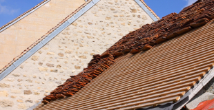 Remise en état d’une toiture : quelles autorisations ? Quelles obligations ?