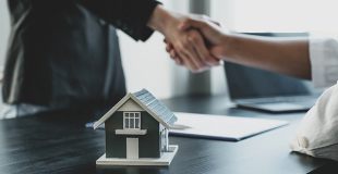 Assurance de prêt immobilier plus chère via sa banque : vrai ou faux ?