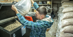 Faire poser une chaudière à bois ou granulés : conseils et coût