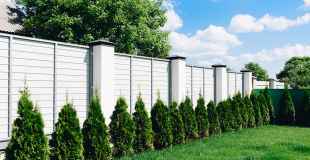 Prix clôture autour de la maison : conseils, coût de pose, budget et devis !