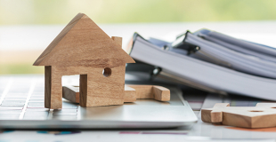 Peut-on souscrire un prêt immobilier pour un tiers (famille, enfant, frère, sœur) ?