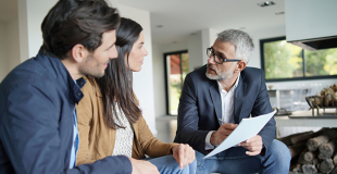 Carte professionnelle d’agent immobilier : doit-on l'exiger à son agence ?