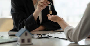 Mentir pour son assurance de prêt immobilier : risques et conséquences