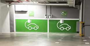 Bornes de recharge copropriété et droit à la prise : conseils et devis