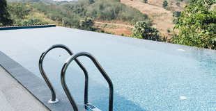 Piscine à débordement : descriptif, prix, devis, budget de construction