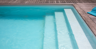 Piscine semi-enterrée : descriptif, prix, devis, budget de construction