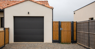 Prix porte de garage : conseils, coût de pose, budget, devis !
