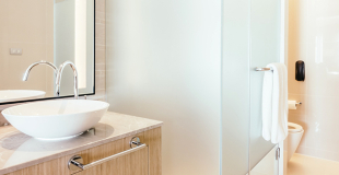 Prix douche sécurisée : conseils, coût de pose, budget et devis !