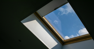 Prix Velux ou fenêtre de toit : conseils, coût de pose, budget et devis !