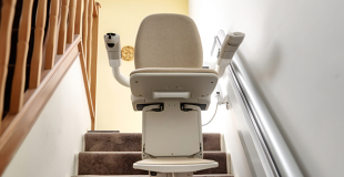 Top 10 des meilleures marques de monte-escalier : comparatif tarifs 2025 !