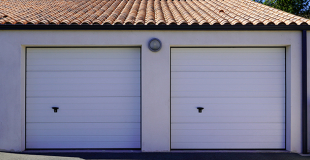 Prix porte de garage basculante : conseils, coût de pose, budget, devis !