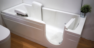 Prix baignoire à porte 2025 : conseils, coût, budget et devis !