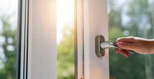 Prix porte-fenêtre PVC : conseils, coût de pose, budget et devis !