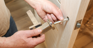 Prix porte intérieure : conseils, coût de pose, budget et devis !